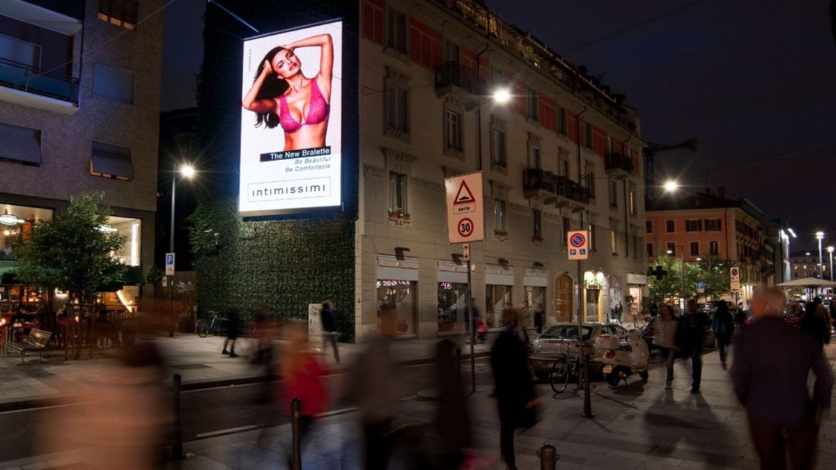 LED su strada con pubblico